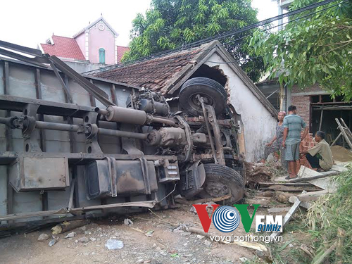 Xe tải tông sập nhà, cả gia đình thoát chết